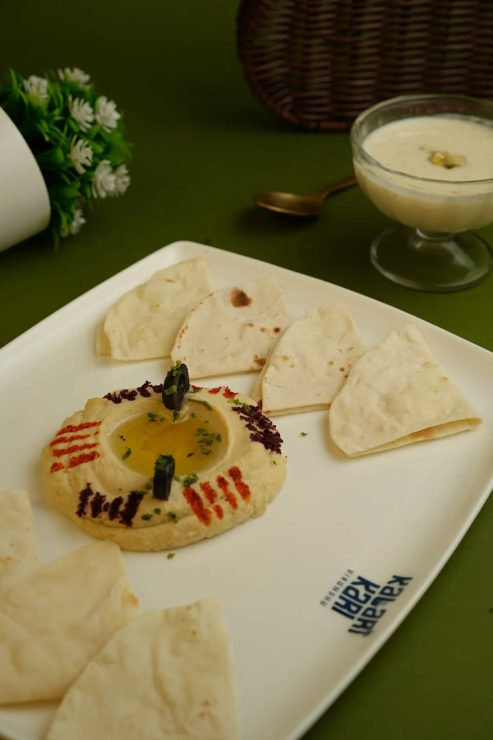 Hummus with warm kubboos and meat — detail